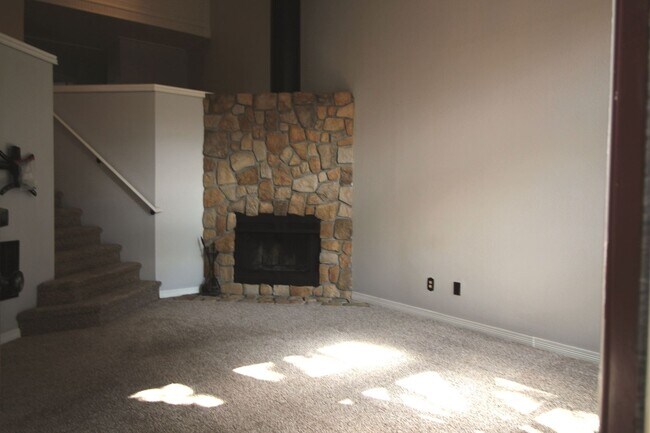 Building Photo - Adorable 2bdrm 1 bath townhome in Desirabl...