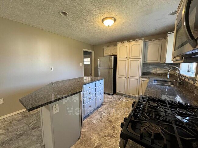 Building Photo - 513 Coachway Ln