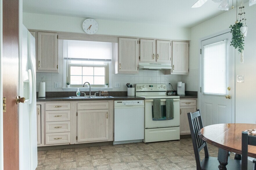 Building Photo - 239 S Ashbrook Cir