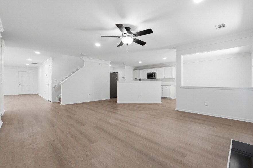 Building Photo - 3050 Centerglen Ln