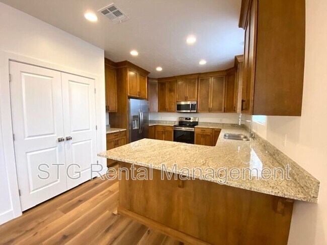Building Photo - 438 N Stone Mountain Dr