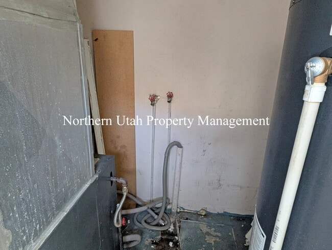 Building Photo - 1 Bed, 1 Bath, New Carpet