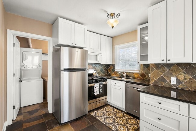 Building Photo - Updated 3-Bedroom, 2-Bath Home in the Hear...