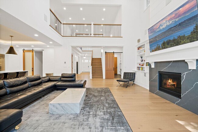 Building Photo - 4bd/4.75ba Bellevue House