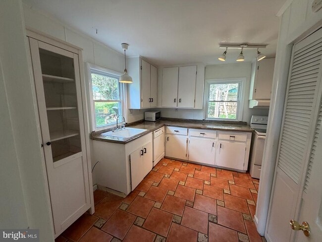 Building Photo - 5014 Delaware St