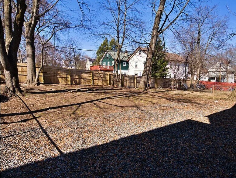 Building Photo - 116 Maple Ave