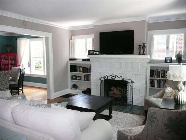 Building Photo - 1015 McLynn Ave NE