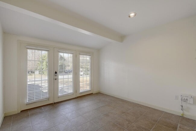 Building Photo - 1909 Winsted Ln