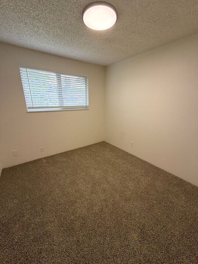 Building Photo - 1040 Lamplite Ln