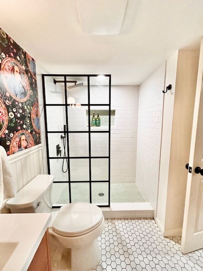 Building Photo - Beautifully renovated 4BR/3BA rambler with wraparound porch and garage