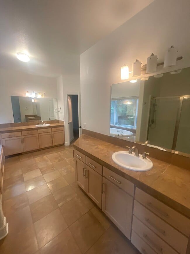 Building Photo - Beautiful 4 Bedroom on 2.5 Acres!