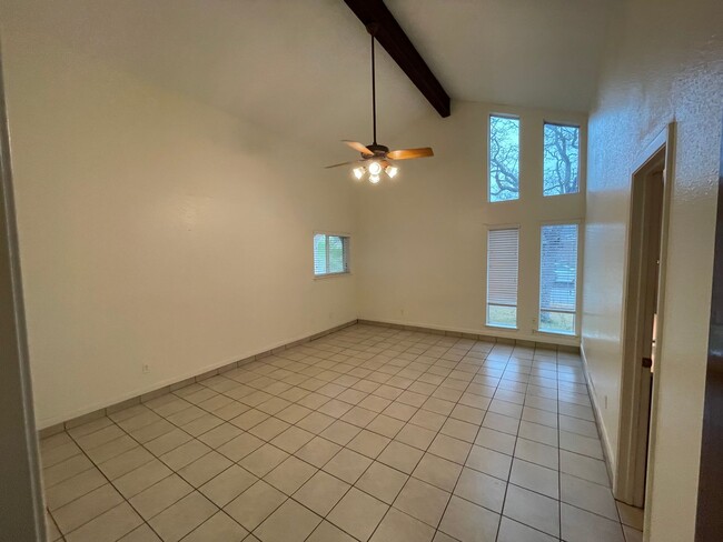 Building Photo - 3/2 Southside 1800 sqft, pet friendly, enclosed yard