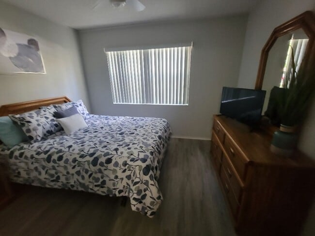 Building Photo - Lovely bottom floor UN-furnished condo Por...