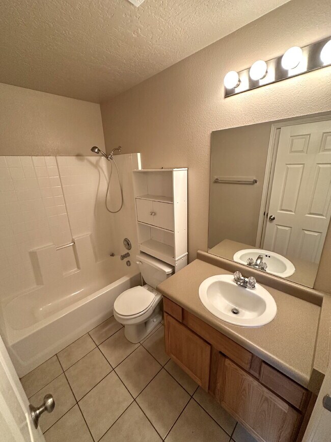 Building Photo - Townhome in prime location
