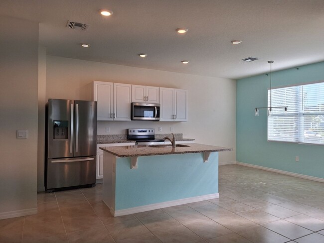 Building Photo - 3BR 2.5BA VENETIAN BAY TOWNHOME