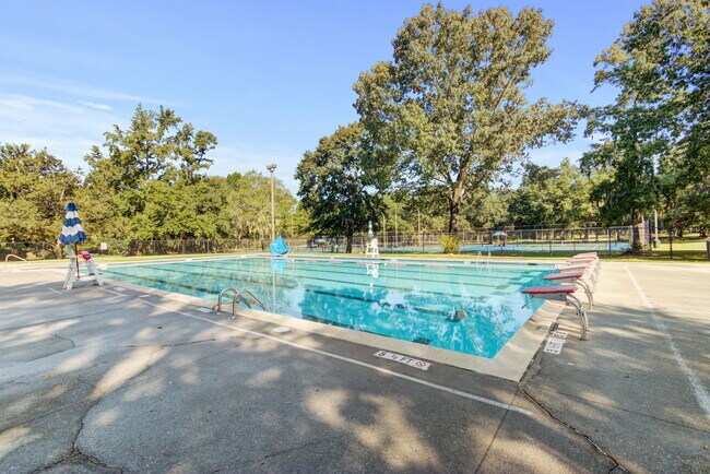 Building Photo - 207 N Pembroke Dr