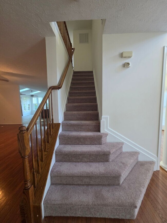 Building Photo - 558 Windsong Dr