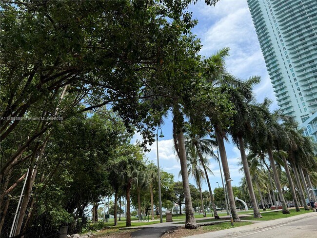 Building Photo - 2000 N Bayshore Dr