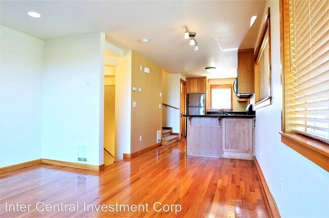 Building Photo - 4533 41st Ave SW