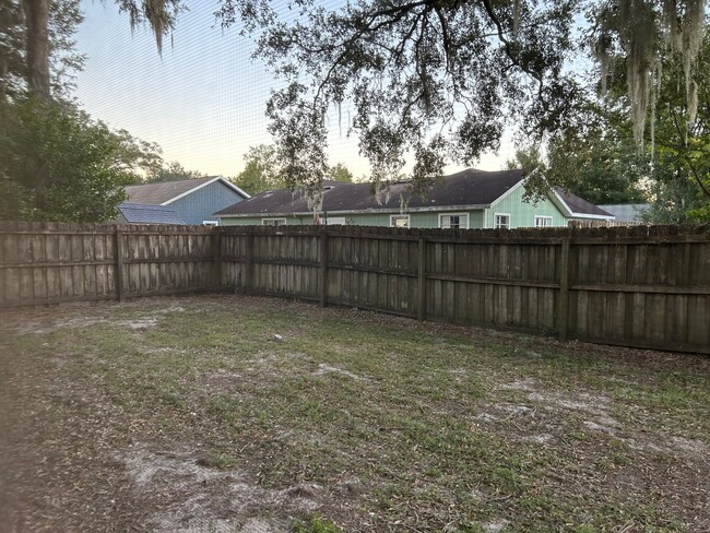 Building Photo - 3/2 House with Fenced Yard & 2-Car Garage ...