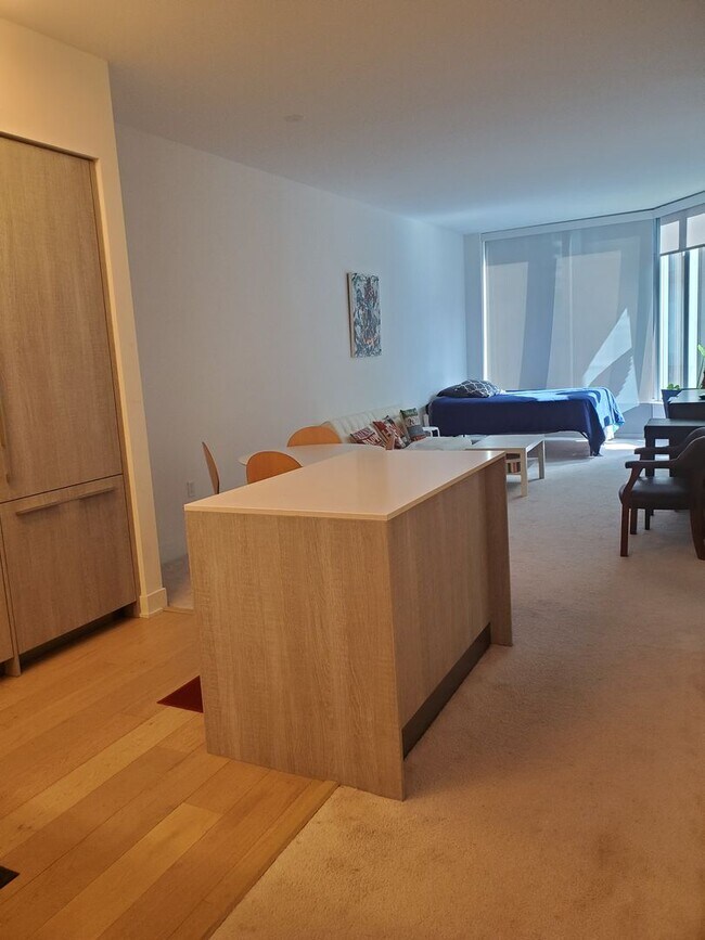 Building Photo - High end one bedroom plus at the luxurious...