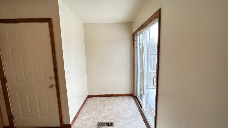 Building Photo - 1052 Community Rd