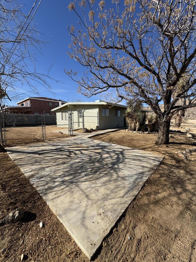 Building Photo - 5958 El Reposo St