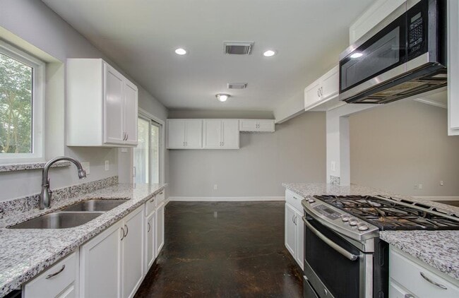 Building Photo - 9426 Charter Ridge Dr