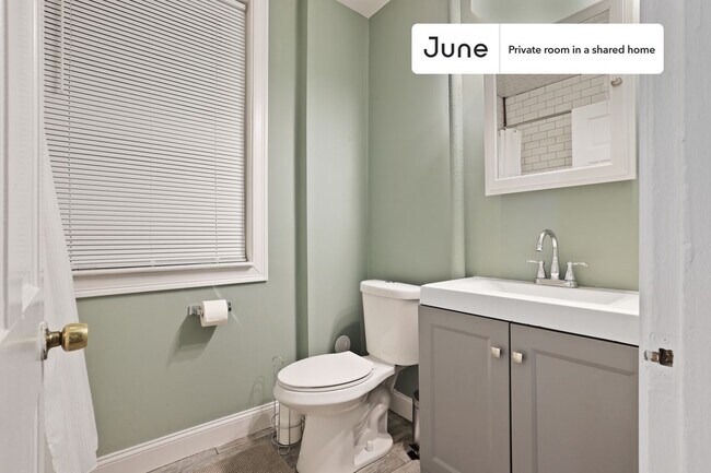 Building Photo - Private bedroom in 5 bed/2 bath Home