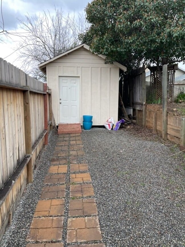 Building Photo - 3 Bedroom Located in Country Heights Subdivision!