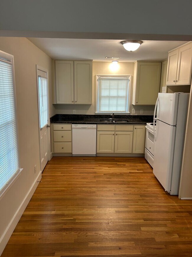 Building Photo - Beautiful Remodeled Two Bedroom House Near...