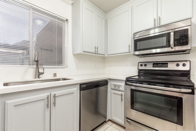 Building Photo - Lovely 2 Bedroom Condo in Danville