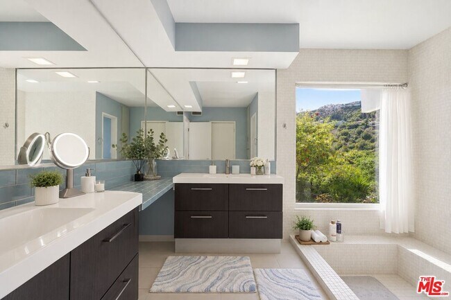 Building Photo - 2657 Zorada Dr