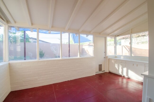 Building Photo - Iconic Sam Hughes Bungalow! Steps away from University of Arizona Main Campus!