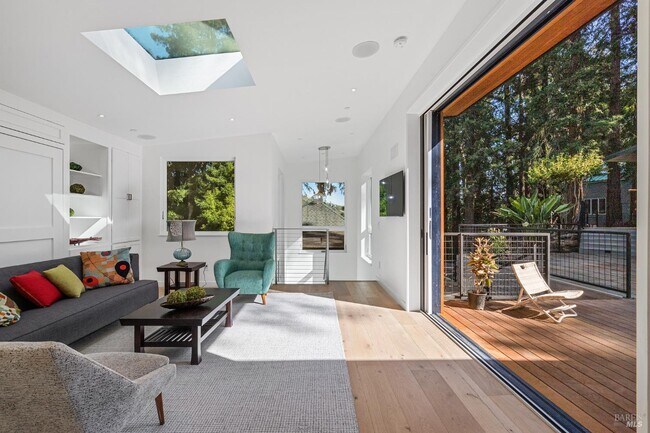 Building Photo - 15 Heuters Ln