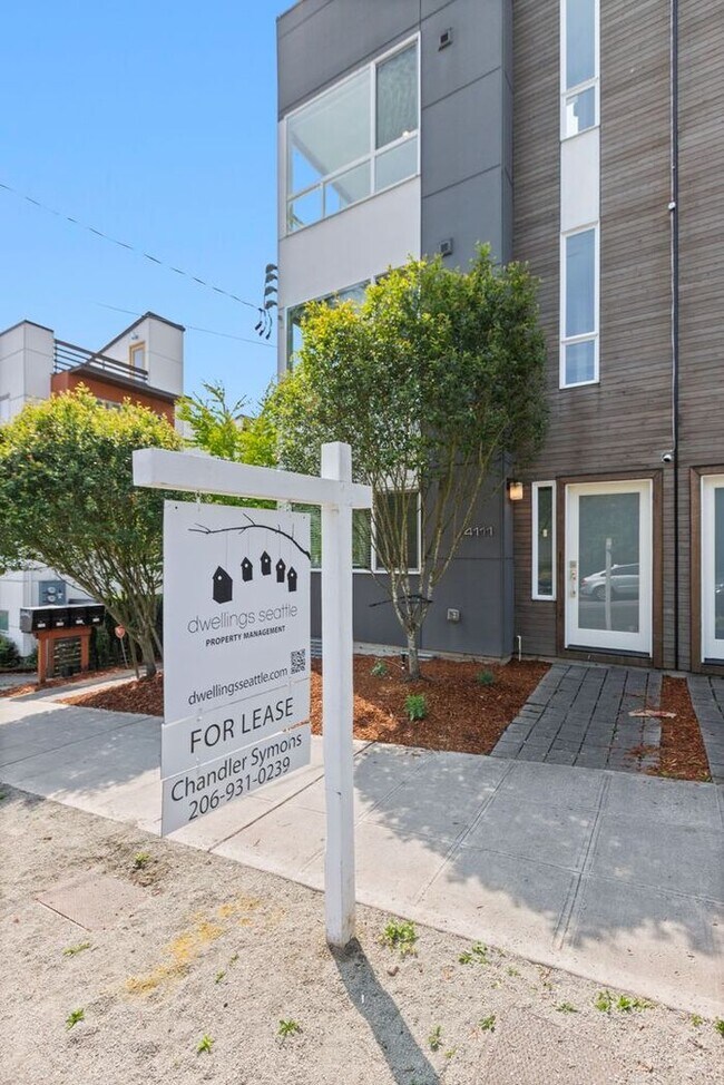 Building Photo - Trendy West Seattle Townhome w/Air Conditi...