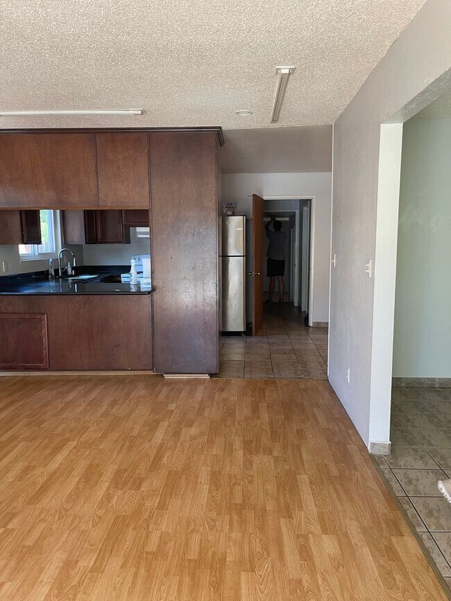 Building Photo - 5 Bedroom, 3 Bath Home in East Davis-$500 Off 1st Month's Rent