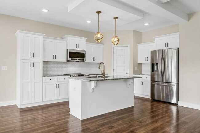 Building Photo - Pet Friendly Three Bedroom with Bonus!