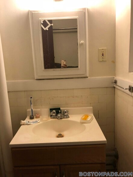 Building Photo - 92 Maple St