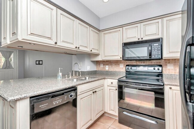 Building Photo - South Tampa 2 Bedroom w/ Office 2 Bathroom Townhome