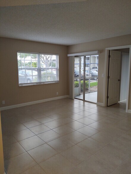 Building Photo - 1524 SE Royal Green Cir