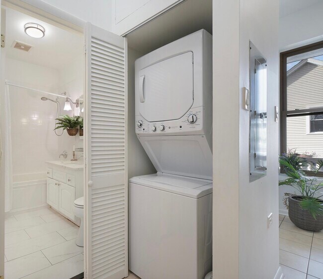 Washer-Laundry In Unit - 1144 W Schubert Ave