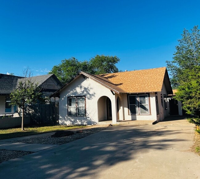 Primary Photo - 504 S Avenue B
