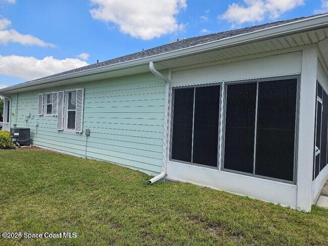 Building Photo - 1050 Eleuthera Dr NE