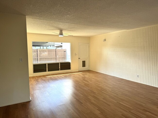 Building Photo - Koko Isle Circle - 3 bedroom, 2 full bath, 1 half bath with two car carport