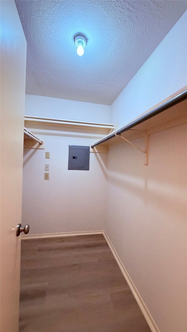 Building Photo - 10555 Turtlewood Ct