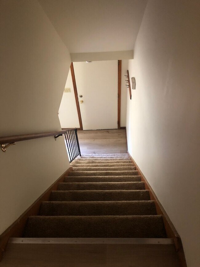 Building Photo - 1305-1305 Tracy Ln