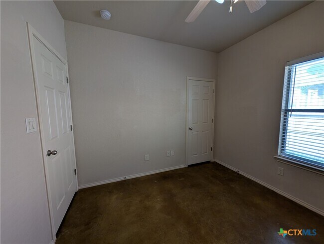 Building Photo - 208 Anne Louise Dr