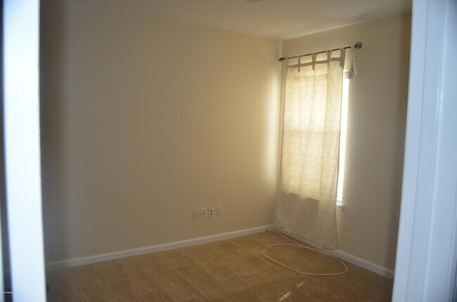 Building Photo - 545 Prosperity Lake Dr