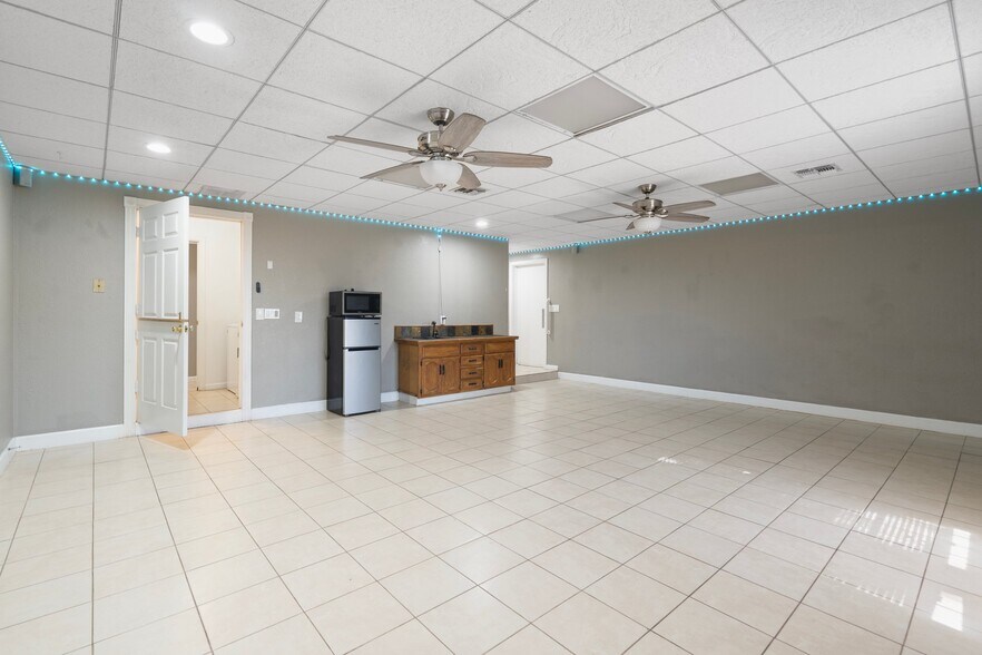 Building Photo - 533 E Deepdale Rd